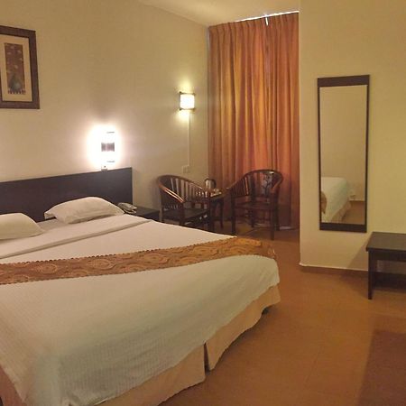Pontian Garden Hotel Pontian Kecil Exterior photo